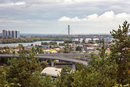 从一个观察点与铁路桥梁游艇泊位和新建的住宅小区，在第聂伯河左海岸在第聂伯河上基辅市的鸟瞰图。乌克兰首都基辅