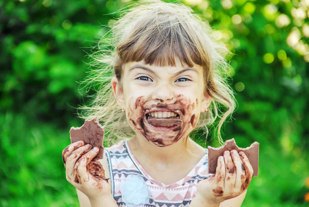 溺爱孩子一个可爱的孩子吃巧克力.选择性对焦.自然照片