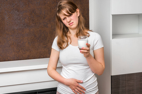 女人与乳糖问题患有胃疼