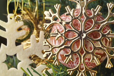 与雪符号和花环圣诞装饰详细图片