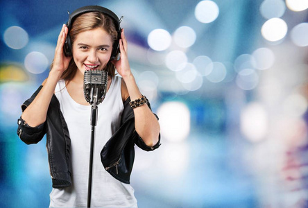 时尚的女人唱卡拉 ok照片