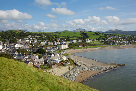 圭内斯位于南部卡纳芬在夏天开衫湾 Criccieth 北威尔士英国海岸城