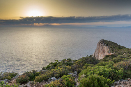 惊人的日落全景附近 Navagio 沉船海滩, 扎金索斯, 希腊