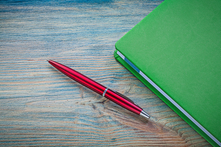 办公用品一套记事本笔在老式木板教育理念上的一套照片