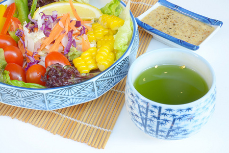 日本点缀的混合的沙拉图片