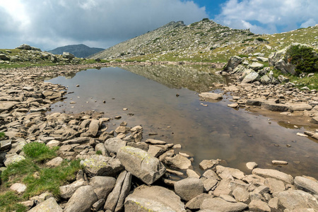 令人惊叹的景观上部 Spanopolsko 湖，皮林山