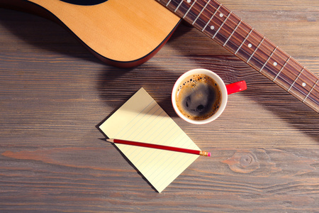 吉他与笔记本和杯咖啡