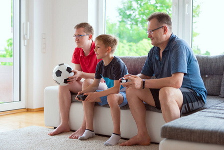 祖父母, 他们的儿子和孙子正在看世界足球锦标赛和情绪不适为国家队