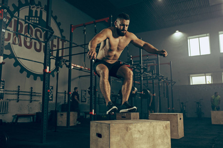 健身运动中的男子跳。Crossfit