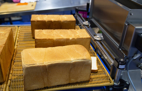 食品 bekery 生产线中的面包切片机