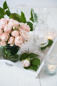 老式婚礼表装饰着玫瑰 蜡烛，餐具