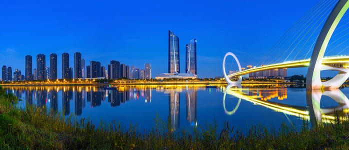 中国南京城市天际线与现代建筑夜景景观