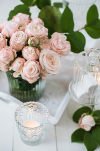 老式婚礼表装饰着玫瑰 蜡烛，餐具