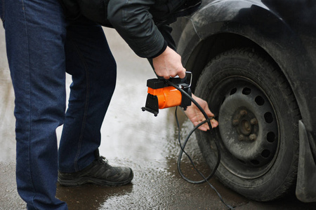 汽车打气车辆的轮胎打气照片