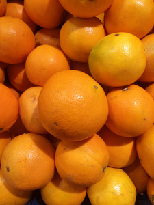 大量出售橙色。橙色水果甜