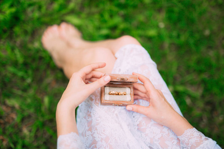 结婚戒指在木盒里的戒指在手中的鸟