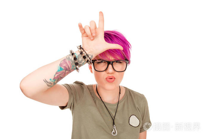 时尚千年妇女与粉红色的发型制作摇滚手势与手显示角和看欺负在白色