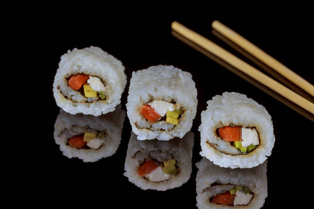 靠得很近的用筷子和酱油设置的生鱼片寿司寿司卷三文鱼