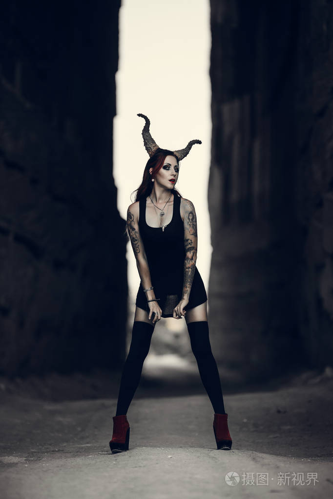 红色的头发和魔鬼角的女人