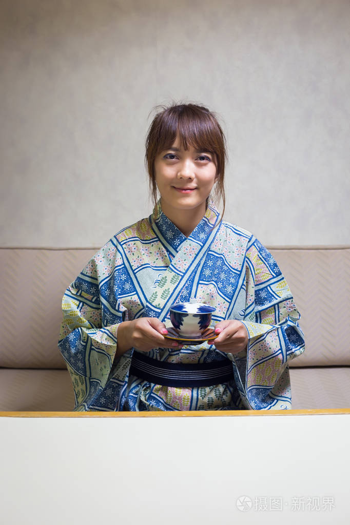 穿着日本传统浴衣或和服的女子在日式泡茶照片 正版商用图片0qsngs 摄图新视界