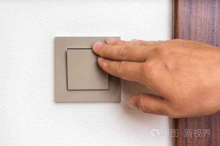 女性手开启或关闭内灯开关
