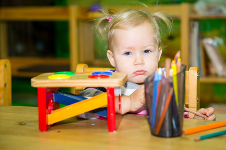 可爱儿童女孩玩益智玩具在婴儿室。孩子在幼儿园蒙特梭利幼儿班