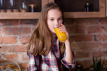 新鲜有机天然果汁孩子营养女孩图片