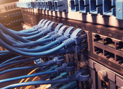 网络交换机和以太网电缆,数据中心的概念照片