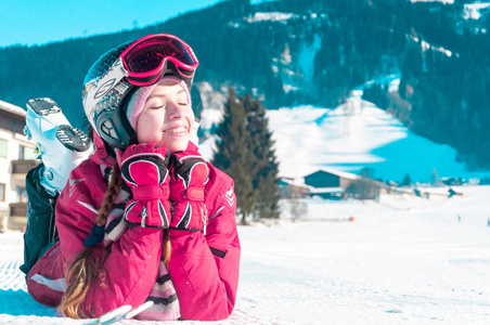 年轻漂亮的女孩在一个滑雪胜地
