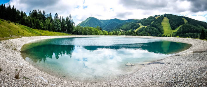 美丽的山风景以湖 Speicherteich 的看法在奥地利的阿尔卑斯在晴朗的夏天天
