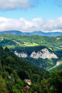 美丽的山风景在奥地利阿尔卑斯在夏天晴朗的天