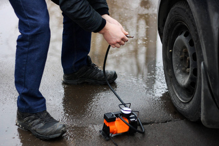 汽车打气车辆的轮胎打气照片