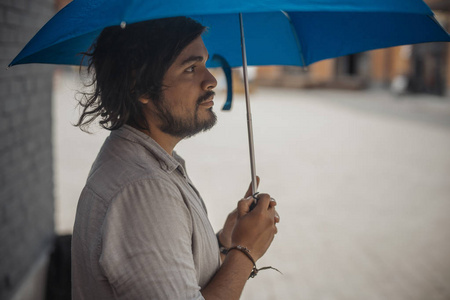 拿伞的男人图片