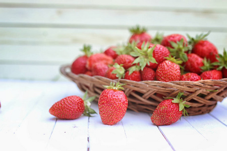 草莓上柳条包户外图片