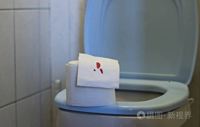 厕纸上有血迹躺在马桶上