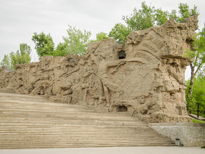对复杂的马马耶夫库尔干在伏尔加格勒，雕塑家叶夫根尼 Vucetic 浮雕墙纪念斯大林格勒战役的英雄纪念合奏