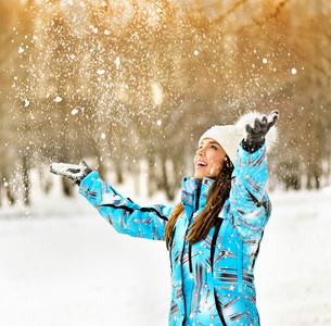 冬天公园吹雪的女人