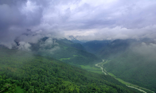 河流和道路扭曲之间雾山图片