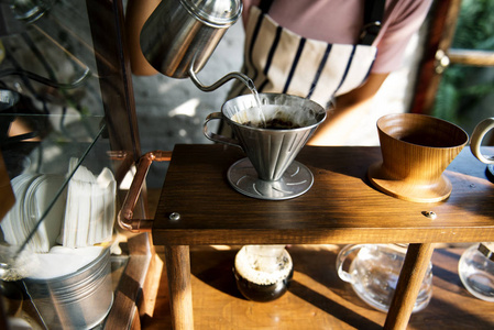 女人倒进杯子里的茶