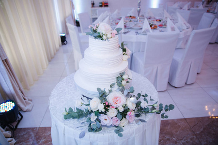 漂亮的婚礼蛋糕装饰着花朵