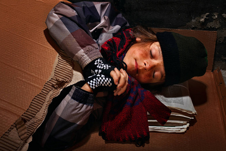 可怜的乞丐男孩准备睡在街头满了