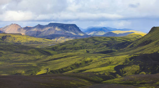 著名的冰岛最受欢迎旅游目的地和冰岛的高地 Landmannalaugar 五彩山徒步旅行枢纽景观视图，南冰岛