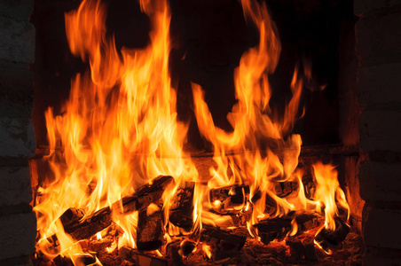 烈火火焰熊熊燃烧的烈火在黑色背景上的火焰照片