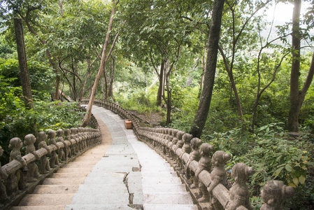 楼梯和路径 a 柬埔寨磅汤姆市附近的金边 Santuk 寺