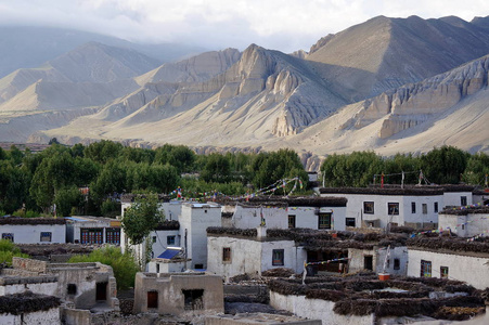 Tsarang 村的背景下喜马拉雅山。它是第十四世纪的后英国首都之一。徒步旅行到上部野马的闭合的区域。尼泊尔