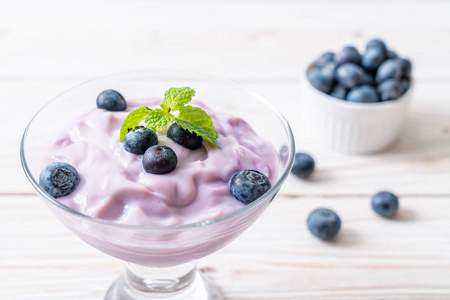 自制酸奶配新鲜蓝莓