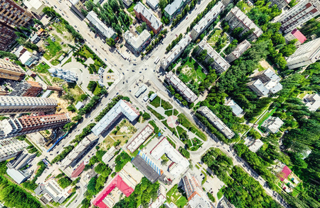 与空中城市景观 十字路口 道路 房屋 建筑物 公园及停车场。阳光灿烂的夏天全景图像