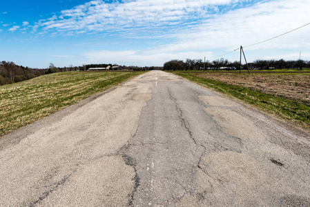 森林道路与早晨的阳光