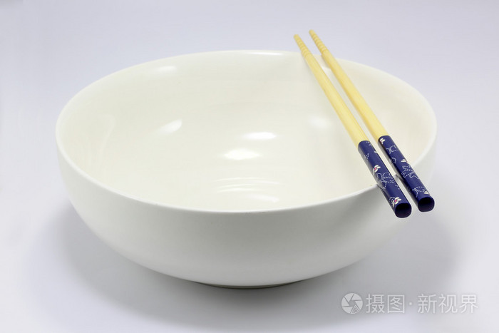白色陶瓷碗和筷子