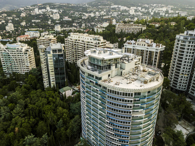 新现代住宅小区公寓摩天大楼与公园和许多树木的鸟瞰图
